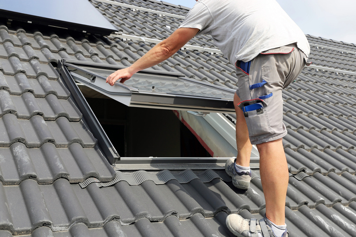 Pose de fenêtre de toit Velux